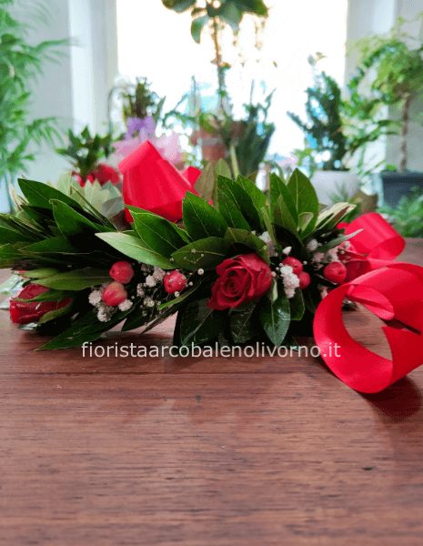 coroncina con 5 roselline, iperico e gisofila